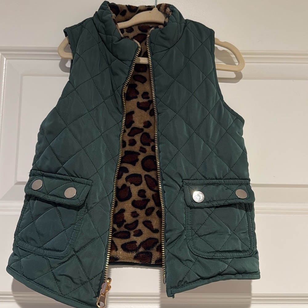 Reversible vest 2T 
Green 
Fur animal print
